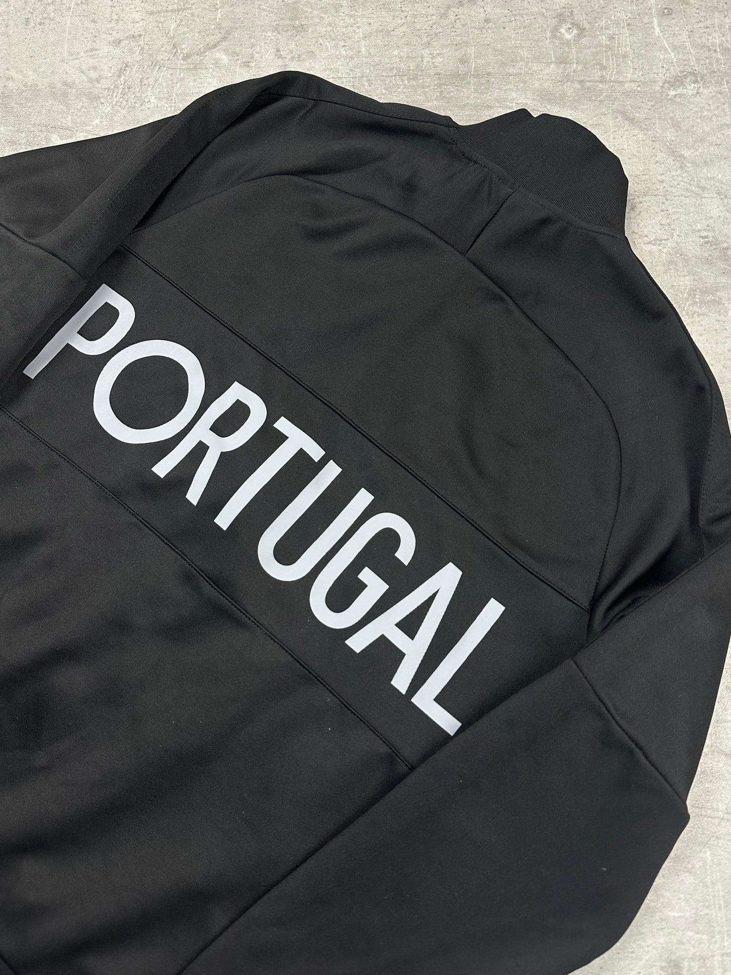 BLACK/RED VINTAGE NIKE RETRO PORTUGAL TRACKJACKET - 2000s - M/L