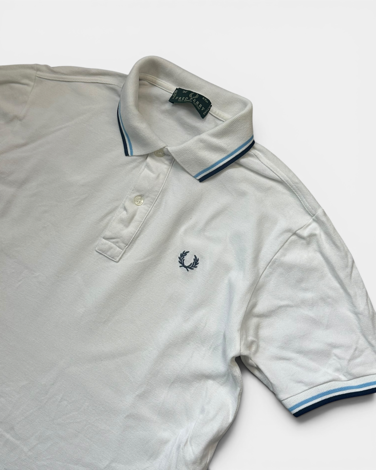 WHITE/BLUE FRED PERRY POLOSHIRT